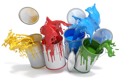 Farbdosen mit verschiedenen bunten spritzenden Farben